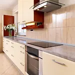 Villa Private Detached House-2 Bedroom&3 Bathroom With Relaxing Garden Terrace-grubelic House *