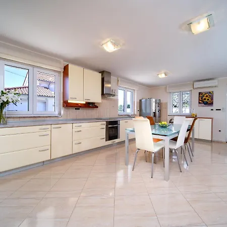 Private Detached House-2 Bedroom&3 Bathroom With Relaxing Garden Terrace-grubelic House Villa Palit