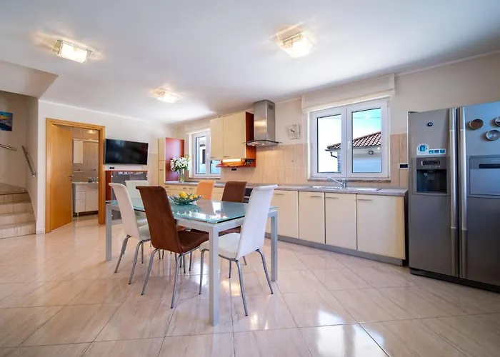 Private Detached House-2 Bedroom&3 Bathroom With Relaxing Garden Terrace-grubelic House *