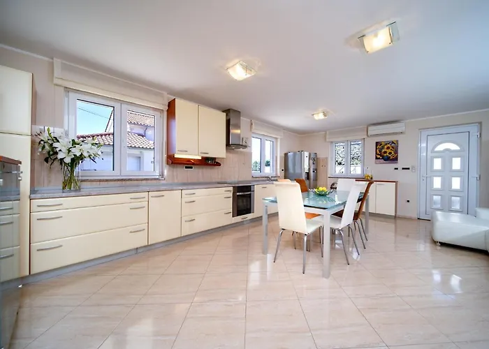 Private Detached House-2 Bedroom&3 Bathroom With Relaxing Garden Terrace-grubelic House Βίλα Palit