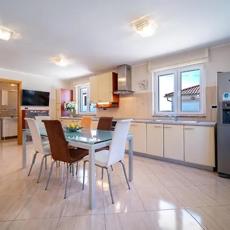 Private Detached House-2 Bedroom&3 Bathroom With Relaxing Garden Terrace-grubelic House *