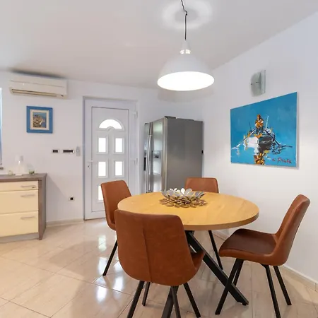 Private Detached House-2 Bedroom&3 Bathroom With Relaxing Garden Terrace-grubelic House Palit